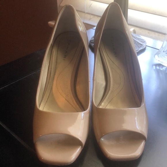 Tahari cream shoes - Picture 2 of 5